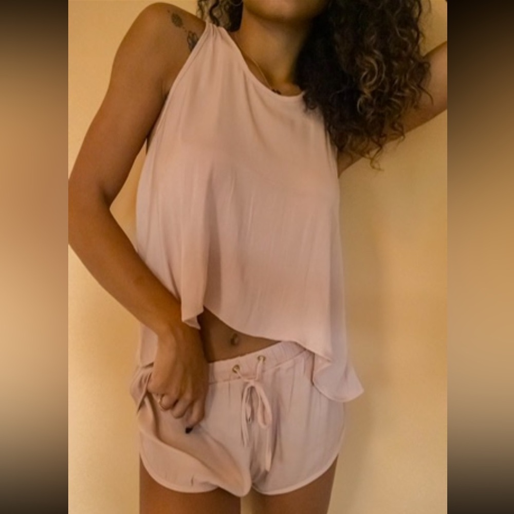 NWT -V.O.SHE PJ set in pink champagne from Retort.